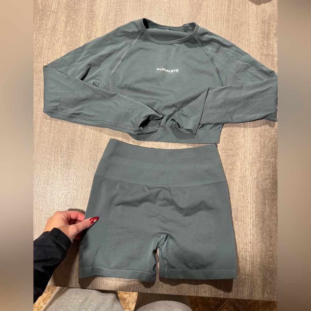 Alphalete Amplify Set in Charcoal